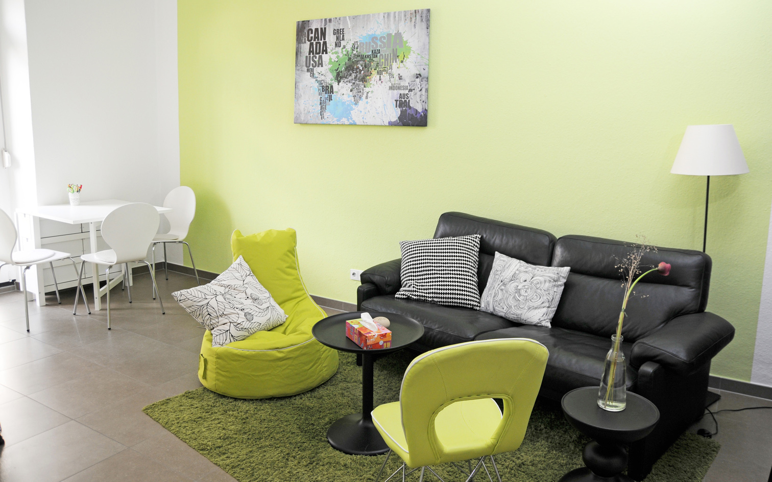 Psychotherapeutische Praxis für Kinder, Jugendliche und Erwachsene Dr. Dipl.-Psych. Nina Spröber-Kolb Psychologische Psychotherapeutin (VT) Supervisorin Arnulfstraße 4 89231 Neu-Ulm tel 0731.20 77 667 info@praxis-sproeber.de www.praxis-sproeber.de